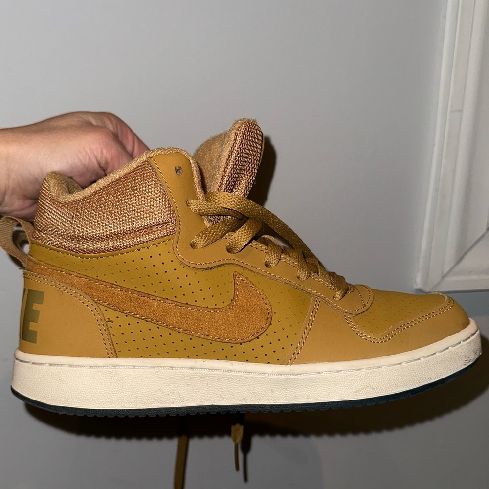 Nike GS Court Borough Mid in Wheat/White